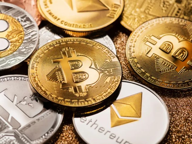 2025选择AI股票还是AI加密货币?值得关注的十大AI加密代币有哪些?