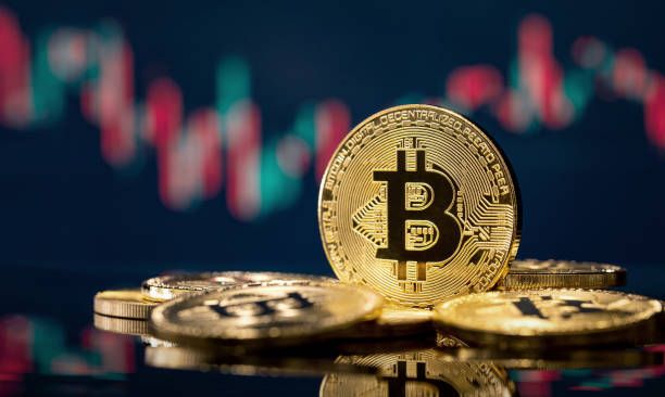 特朗普回应美比特币储备构想：政策信号解读与市场影响前瞻